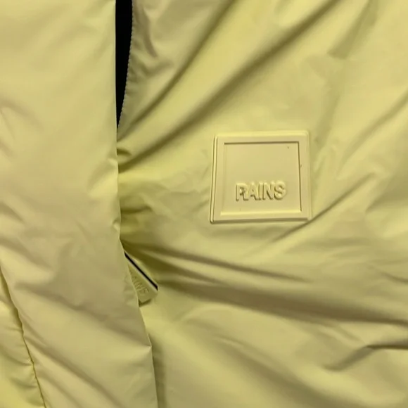 Rains NWT Women’s Loop W Vest. Size M. Color Straw ( yellow). Inside zip pocket - Picture 7 of 12